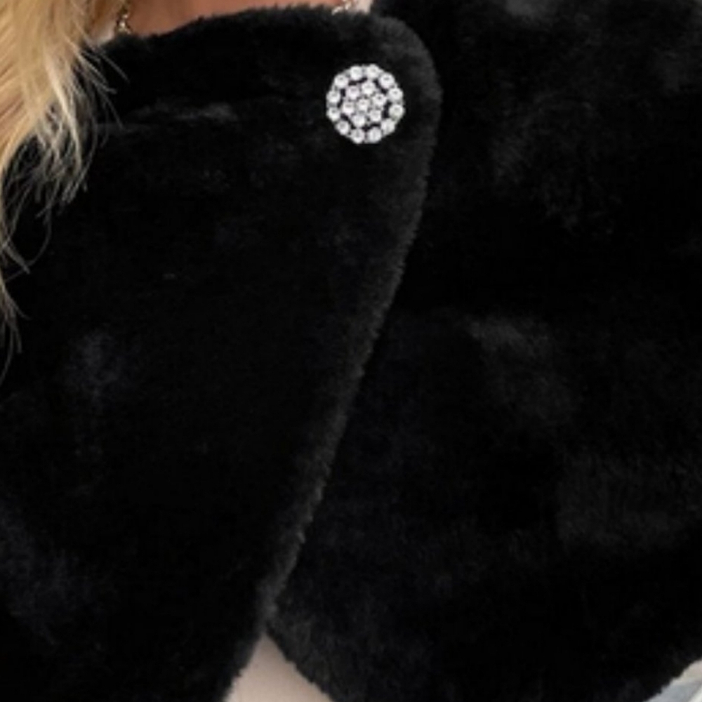 Chic elegant black faux fur buttoned shoulder cape - Picture 6 of 6